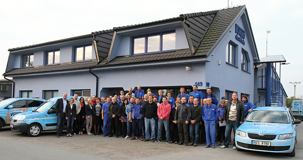 Tým firmy V okno s.r.o. před administrativní budovou Tým firmy V okno s.r.o. před administrativní budovou